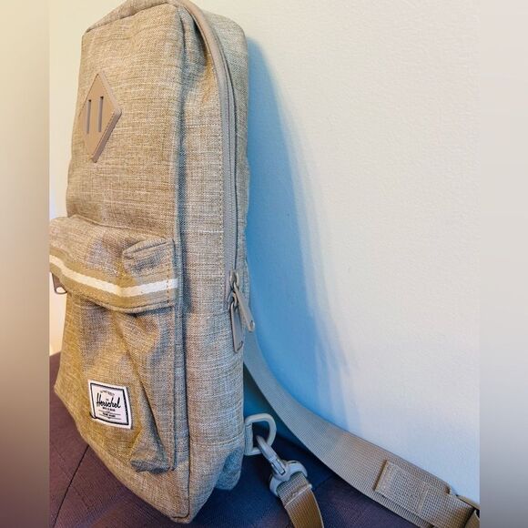 Herschel Supply Company  Oatmeal/Tan One Strap Shoulder Bag Backpack! - Picture 3 of 6